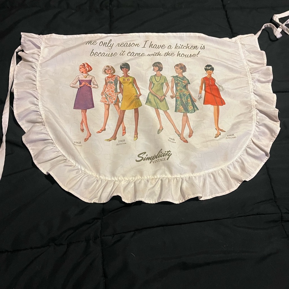 Simplicity Apron with Colorful Retro Dress Print - Picture 1 of 2